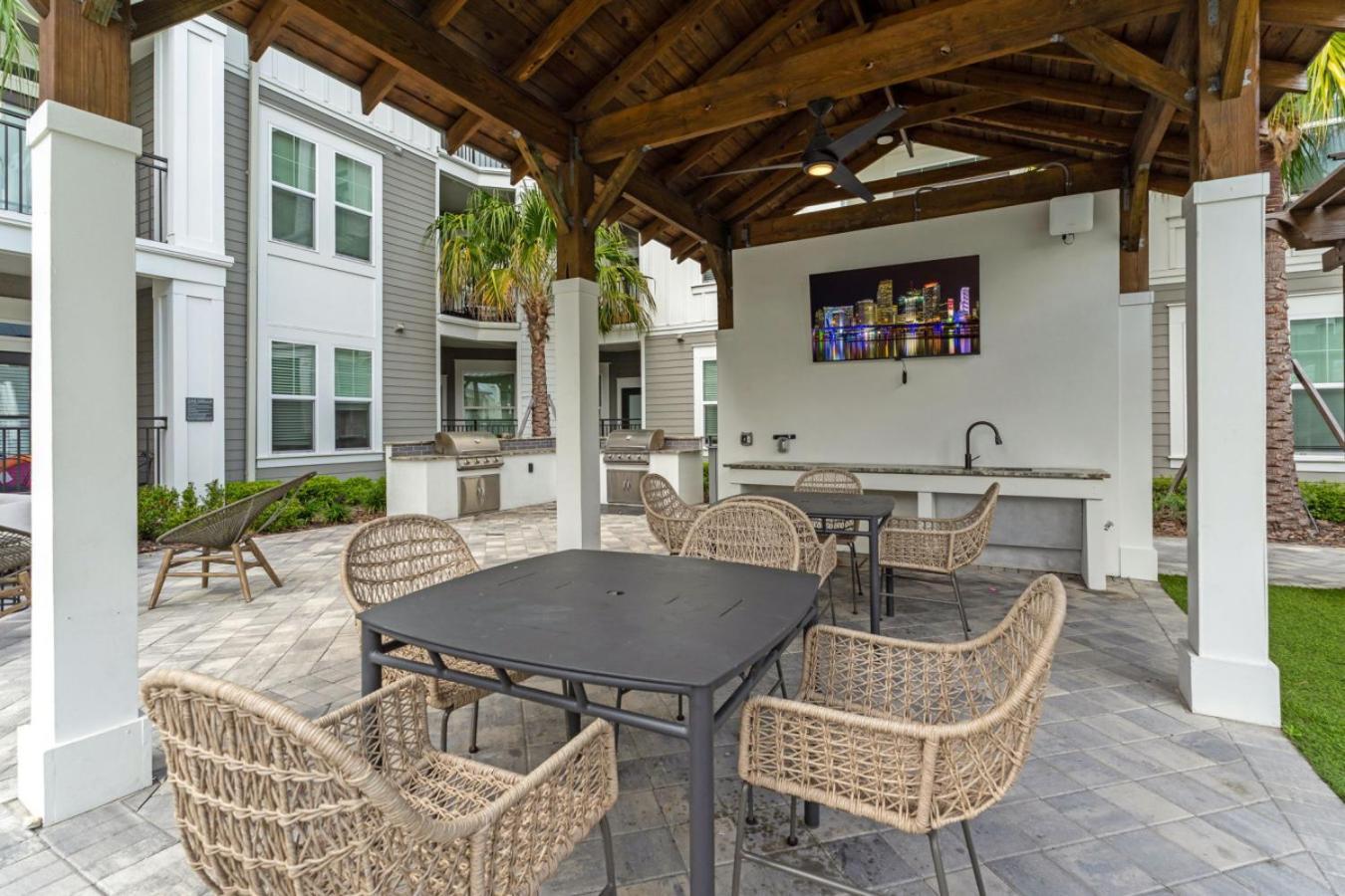 Sunny 2-Bed Oasis Pool And Gym In Apollo Beach Exterior photo